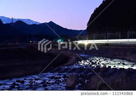 東武日光線和黃昏時分白雪覆蓋的恩納峰山 111543868