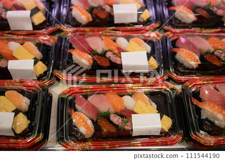 超市裡賣的很多包壽司 111544190
