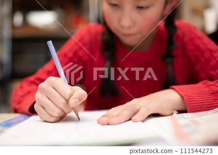 學習的孩子的手 111544273