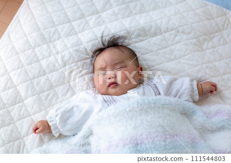 5個月大男嬰的睡臉 5個月大男嬰的睡臉 111544803