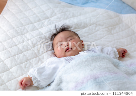 5個月大男嬰的睡臉 5個月大男嬰的睡臉 111544804