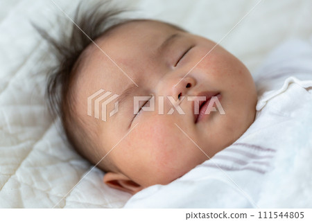 5個月大男嬰的睡臉 111544805