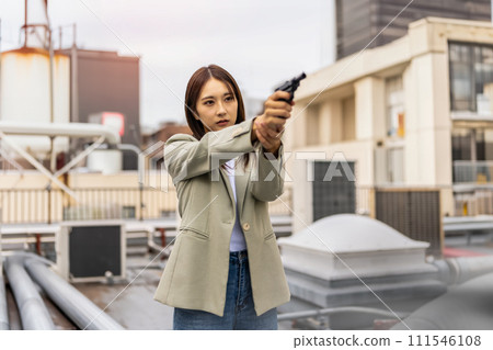 拿著槍的年輕人 111546108