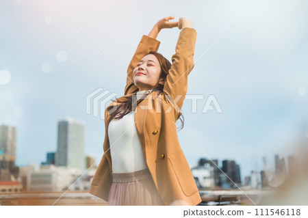 屋頂上女人的自然光肖像 111546118