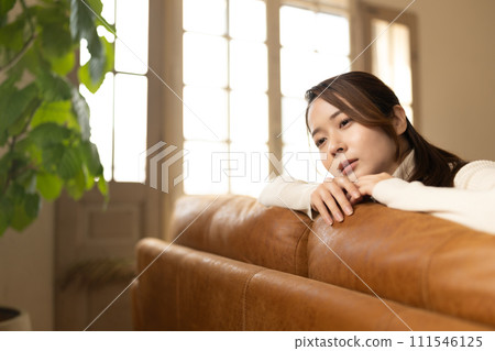 悲傷的女人形象剪切 111546125