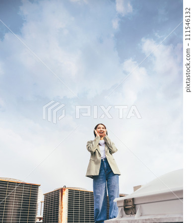 一個女人在屋頂上大喊 111546132