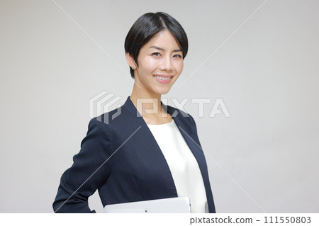 拿著tablet_4的職業女性 拿著tablet_4的職業女性 111550803