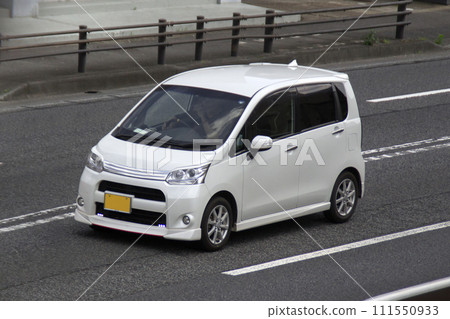 輕型客車,高大的貨車,行駛在路上 輕型客車,高大的貨車,行駛在路上 111550933