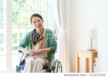 坐輪椅的中年婦女肖像 坐輪椅的中年婦女肖像 111551702