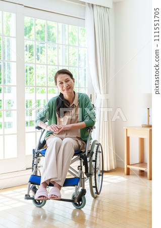 坐輪椅的中年婦女肖像 坐輪椅的中年婦女肖像 111551705