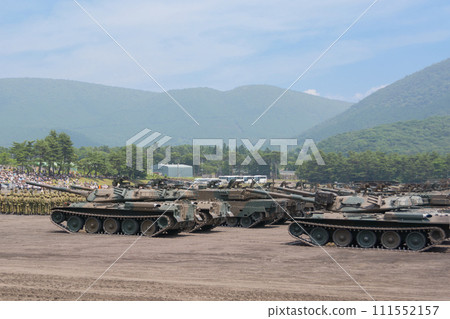日本陸上自衛隊74式戰車一字排開 111552157