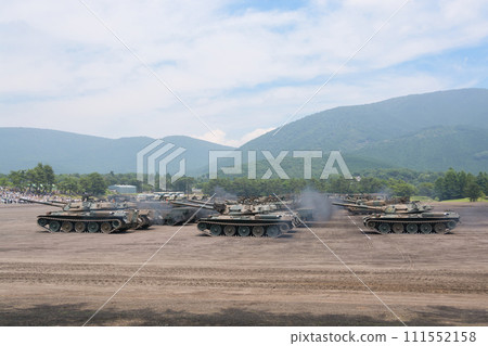 日本陸上自衛隊74式戰車列隊啟動發動機 111552158