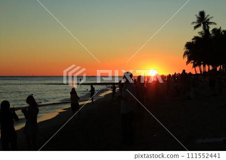 和很多人一起在威基基海灘看日落(美國夏威夷) 和很多人一起在威基基海灘看日落(美國夏威夷) 111552441