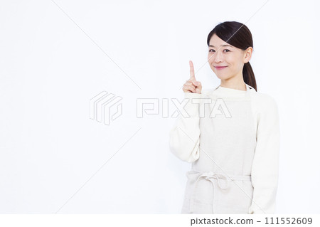 40多歲的家庭主婦舉起食指 111552609