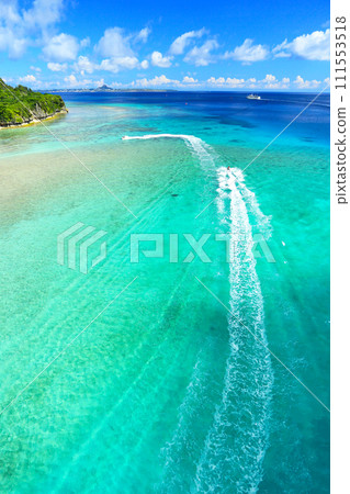 Okinawa Sesoko Island's beautiful sea seen from Sesoko Bridge Okinawa Sesoko Island's beautiful sea seen from Sesoko Bridge 111553518