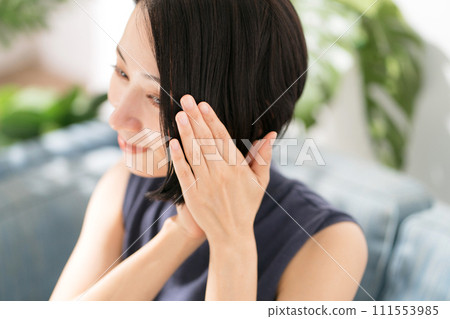 一位女士護理頭髮的照片 111553985