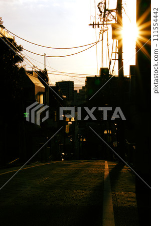 在夜空下閃閃發光的小巷 111554442