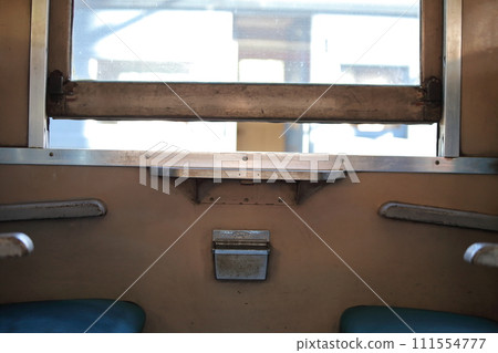 復古車和乘用車內上下打開的車窗和煙灰缸 復古車和乘用車內上下打開的車窗和煙灰缸 111554777