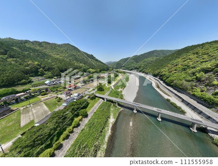 [空拍]錦川鐵道的行並站和該站附近流淌的錦川（山口縣）<北/上游方向/俯視圖> 111555958