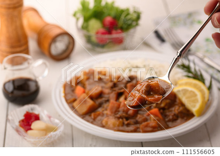 咖哩配大量蔬菜配沙拉 111556605