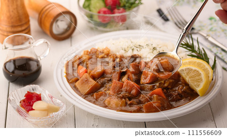 咖哩配大量蔬菜配沙拉 111556609