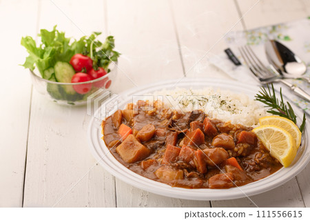 咖哩配大量蔬菜配沙拉 111556615