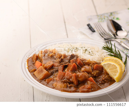 咖哩裡有很多蔬菜 111556617