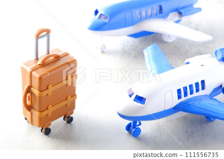 帶著飛機和行李箱（手提箱）旅行的圖片 111556735