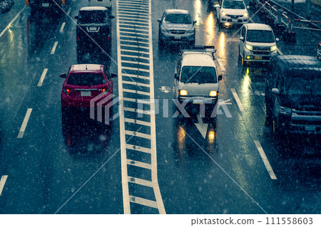 雪夜主路上的交通,俯視圖 b-3 強調暖色和冷色 雪夜主路上的交通,俯視圖 b-3 強調暖色和冷色 111558603