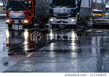 雪夜卡車在主幹道上行駛,色度對比高 雪夜卡車在主幹道上行駛,色度對比高 111558679