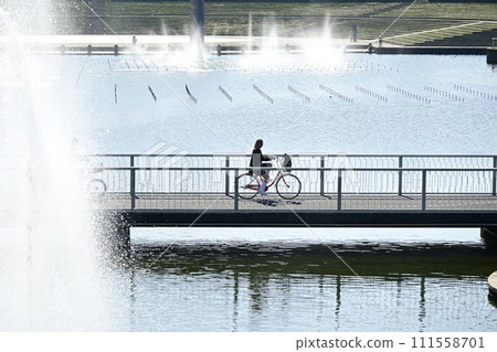 日立海濱公園與騎腳踏車的女高中生 111558701