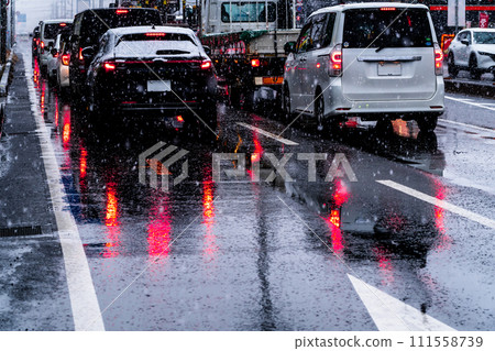 雪夜主路交通擁堵，色度對比高 111558739