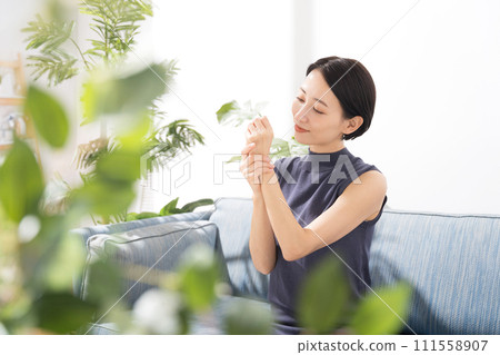 A woman in her 30s moisturizing her arms 111558907