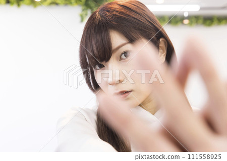 在舞蹈室跳舞的年輕女子 111558925