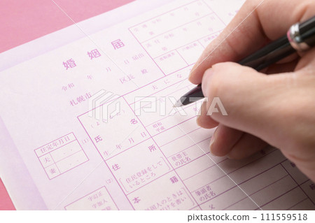 Filling out the marriage registration 111559518