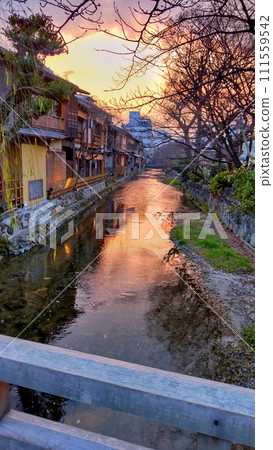 Sunset sky of Gion, Kyoto seen from Tatsumi Bridge ~ Winter trip to Kyoto Sunset sky of Gion, Kyoto seen from Tatsumi Bridge ~ Winter trip to Kyoto 111559542