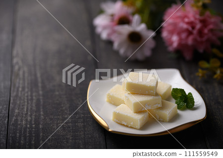 Raw chocolate White chocolate Raw chocolate White chocolate 111559549