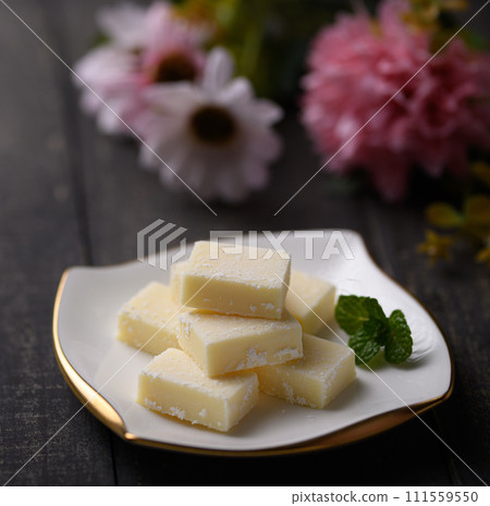 Raw chocolate White chocolate 111559550
