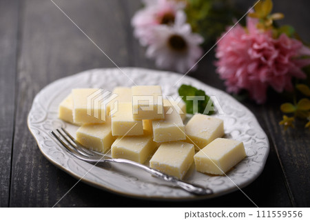 Raw chocolate White chocolate Raw chocolate White chocolate 111559556