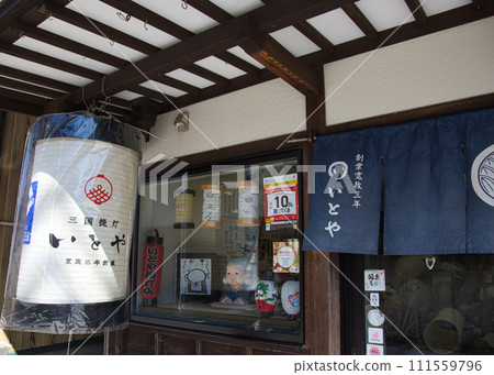 Traditional technique Itoya lantern 111559796