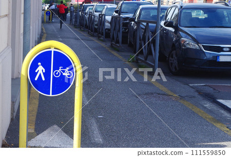 義大利路標僅限行人和摩托車 111559850