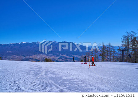冬季，從長野縣富士見町富士見全景度假村纜車山頂站眺望東北側的八嶽山脈 111561531