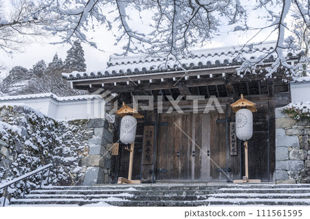 Kyoto Ohara Sanzen-in Palace gate with snowy scenery Kyoto Ohara Sanzen-in Palace gate with snowy scenery 111561595