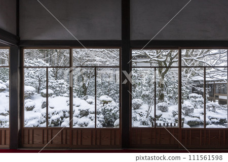 Kyoto, Ohara Sanzen-in, snowy landscape of Jupeien garden seen from the guest hall 111561598
