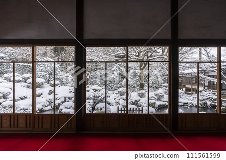 Kyoto, Ohara Sanzen-in, snowy landscape of Jupeien garden seen from the guest hall Kyoto, Ohara Sanzen-in, snowy landscape of Jupeien garden seen from the guest hall 111561599