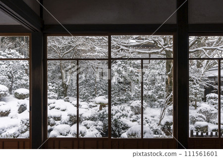 京都大原三千院,從客房大廳看到的十平園的雪景 京都大原三千院,從客房大廳看到的十平園的雪景 111561601