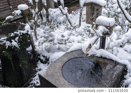 Kyoto Ohara Sanzen-in, pure water with snowy scenery Kyoto Ohara Sanzen-in, pure water with snowy scenery 111561630
