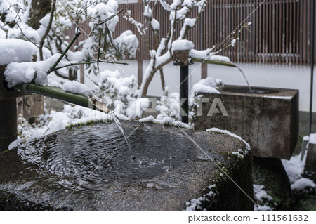 京都大原三千院，純淨的水和雪景 111561632