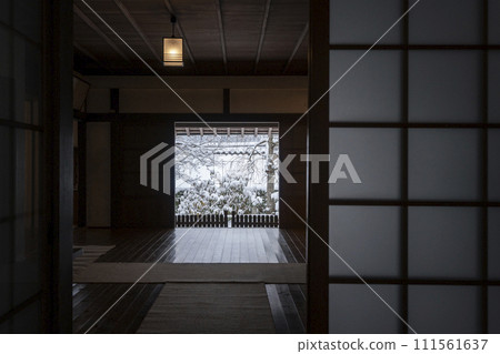 京都大原三千院入口處的雪景 京都大原三千院入口處的雪景 111561637
