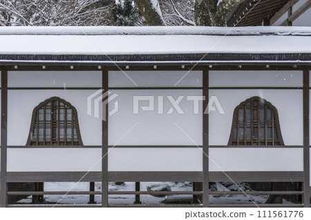 京都大原三千院雪景與火窗 京都大原三千院雪景與火窗 111561776